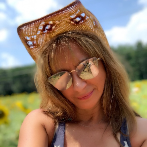 Meet your Posher, Mari - Picture 3 of 4